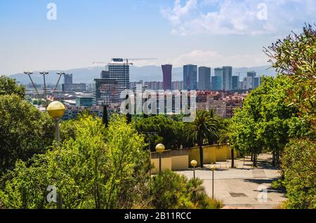 Vista panoramica del quartiere degli affari con uffici nei pressi della città di Barcellona. Comune di l'Hospitalet de Llobregat Foto Stock