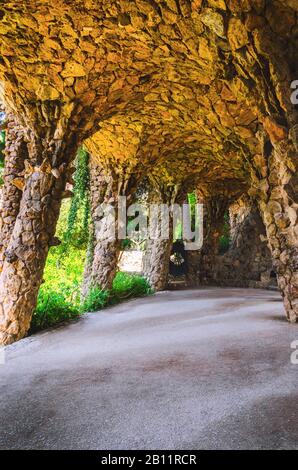 Struttura in pietra sotto la terrazza del Park Guell a Barcellona. Foto Stock