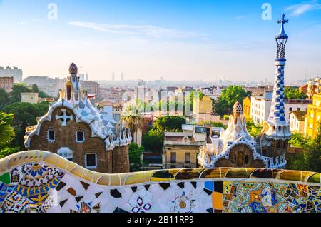 Panorama della città di Barcellona dalla famosa terrazza del Park Guell all'alba. Destinazione turistica popolare a Barcellona Foto Stock