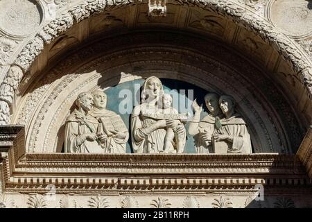 Italia Marche Urbino - Chiesa di San Domenico: Lunetta di Luca della Robbia (1451): Il gruppo di terracotta smaltata su sfondo blu rappresenta la Madonna col Bambino con i Santi Domenico, Tommaso d'Aquino, Alberto il Grande e Pietro Martire Foto Stock