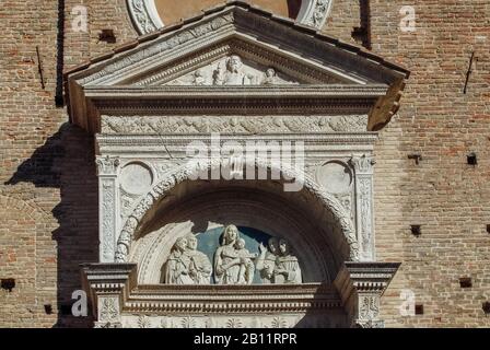 Italia Marche Urbino - Chiesa di San Domenico: Lunetta di Luca della Robbia (1451): Il gruppo di terracotta smaltata su sfondo blu rappresenta la Madonna col Bambino con i Santi Domenico, Tommaso d'Aquino, Alberto il Grande e Pietro Martire Foto Stock