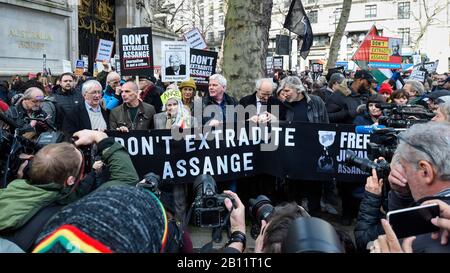 Londra, Regno Unito. 22 Febbraio 2020. VIP, tra cui Vivienne Westwood (3L), John Shipton (padre di Julian Assange) (2R), Roger Waters di Pink Floyd (R), posano per i media prima di una marcia dalla Casa australiana di Aldwych a Piazza del Parlamento a sostegno del fondatore di Wikileaks Julian Assange. Il processo di estradizione completo del sig. Assange inizia a Londra il 24 febbraio. Credito: Stephen Chung / Alamy Live News Foto Stock