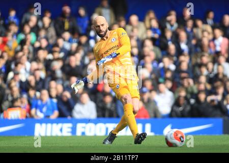 Londra, Regno Unito. 22nd Feb, 2020. Willy Caballero, il portiere di Chelsea in azione. Partita della Premier League, Chelsea v Tottenham Hotspur a Stamford Bridge a Londra sabato 22nd febbraio 2020. Questa immagine può essere utilizzata solo per scopi editoriali. Solo uso editoriale, licenza richiesta per uso commerciale. Nessun utilizzo nelle scommesse, nei giochi o nelle singole pubblicazioni club/campionato/giocatore. PIC by Steffan Bowen/ Credit: Andrew Orchard sports photography/Alamy Live News Foto Stock