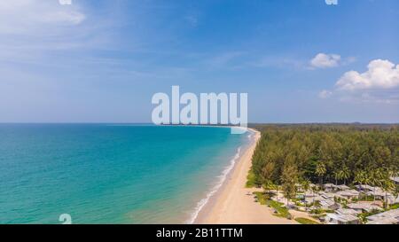 Veduta aerea della spiaggia di Khao Lak in Thailandia e del Khao Lak Devasom Hotel Foto Stock
