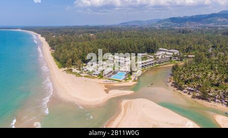 Veduta aerea della spiaggia di Khao Lak in Thailandia e del Khao Lak Devasom Hotel Foto Stock
