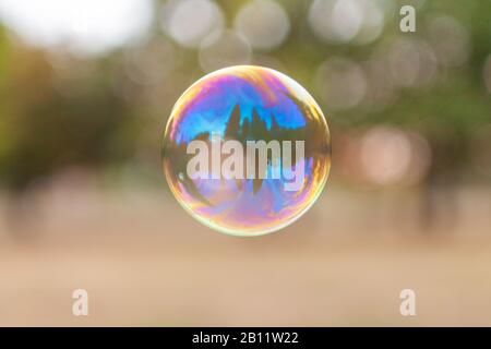 Una bolla di sapone solo colorato con riflessi Foto Stock