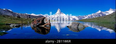 The Matterhorn is reflected in Stellisee, Zermatt, Switzerland Foto Stock