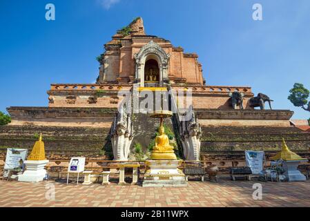 Chiang MAY, THAILANDIA - 21 DICEMBRE 2018: Stupa gigante in rovina del tempio buddista Wat Chedi Luang, chiuso in una giornata di sole Foto Stock