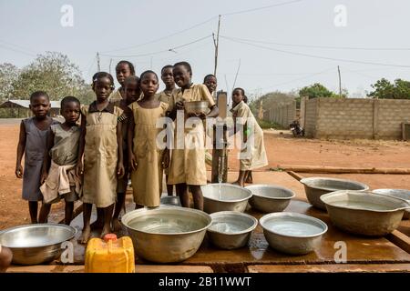 Raccolta di acqua nel Benin settentrionale, Africa Foto Stock
