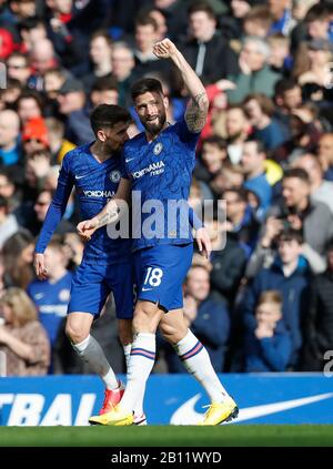 Londra, Regno Unito. 22nd Feb, 2020. Olivier Giroud (R) del Chelsea celebra il suo obiettivo durante la partita della Premier League London Derby tra Chelsea e Tottenham Hotspur allo stadio Stamford Bridge di Londra, in Gran Bretagna, il 22 febbraio 2020. Credit: Han Yan/Xinhua/Alamy Live News Foto Stock