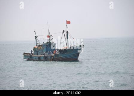 Imbarcazione Da Pesca Cinese A Qingdao Foto Stock