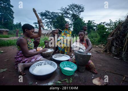 La vita dei Pigmei Bayaka nella foresta equatoriale, Repubblica Centrafricana, Africa Foto Stock