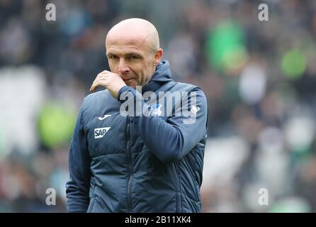 Monchengladbach, Germania. 22nd Feb, 2020. Monchengladbach, Germania, 22nd Feb 2020. Gladbach, Borussia Monchengladbach - TSG Hoffenheim coach Alfred SCHREUDER, Hoffenheim, delusione | utilizzo nel mondo credito: DPA Picture Alliance/Alamy Live News credito: DPA Picture Alliance/Alamy Live News credito: DPA/Alamy Live News Foto Stock