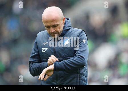 Monchengladbach, Germania. 22nd Feb, 2020. Monchengladbach, Germania, 22nd Feb 2020. Gladbach, Borussia Monchengladbach - TSG Hoffenheim coach Alfred SCHREUDER, Hoffenheim, delusione | utilizzo nel mondo credito: DPA Picture Alliance/Alamy Live News credito: DPA Picture Alliance/Alamy Live News credito: DPA/Alamy Live News Foto Stock