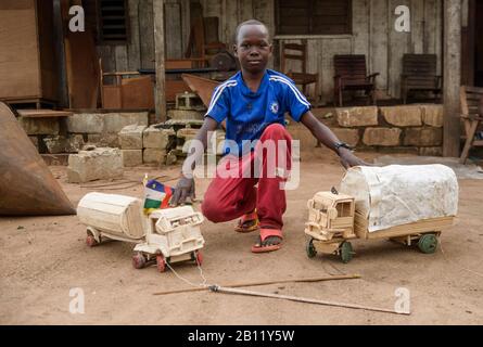 Bantu bambini e giocattoli fatti in casa, Bayanga, Repubblica Centrafricana, Africa Foto Stock