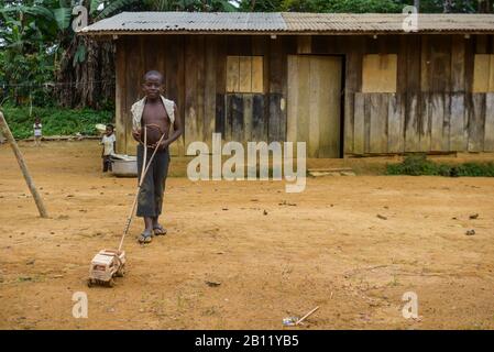 Giocattoli fatti in Africa, foresta pluviale equatoriale, Gabon, Africa Centrale Foto Stock