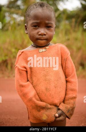 Piccolo bambino della regione equatoriale della foresta pluviale, Gabon, Africa Centrale Foto Stock