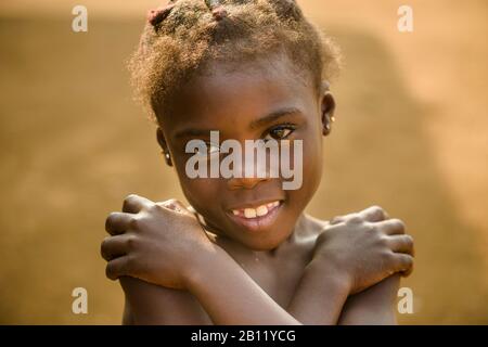 Bambina della regione equatoriale della foresta pluviale, Gabon, Africa Centrale Foto Stock