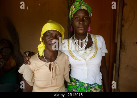 Donne angolane in un villaggio in provincia di Zaire, Angola, Africa Foto Stock