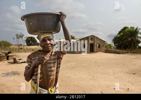 Donna angolana in un villaggio in provincia di Zaire, Angola, Africa Foto Stock