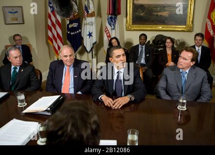 Washington, D.C. - 20 marzo 2009 -- il presidente degli Stati Uniti Barack Obama, centro di destra, incontra con il governatore della California Arnold Schwarzenegger, destra, ed Rendell del governatore della Pennsylvania, centro di sinistra, e Michael Bloomberg del sindaco di New York, a sinistra, nella stanza Roosevelt della Casa Bianca. Stavano incontrando per discutere 'la questione della nostra infrastruttura e di come sviluppiamo la prosperità di lunga durata che sta andando essere così importante per il successo dell'America.'.Credit: Kristoffer Tripplaar-Pool via CNP | usage worldwide Foto Stock