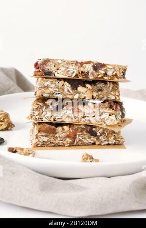 Barrette Di Granola fatte in casa su un piatto bianco. Foto Stock