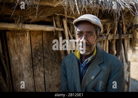 Uomo, gruppo tribale indigeno della provincia di Cunene, Angola, Africa Foto Stock