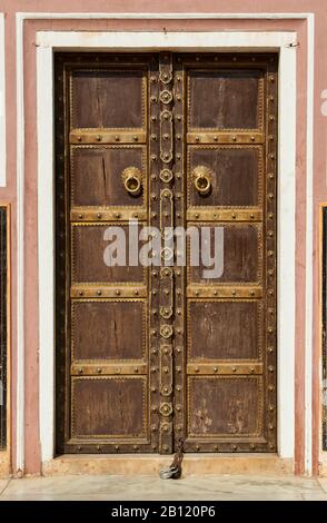 Porta nel Palazzo della Città, Jaipur, Rajasthan, India Foto Stock