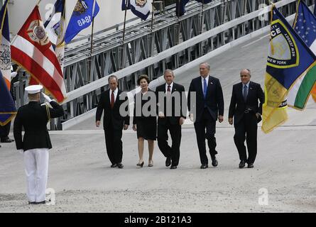 New York, NY - 10 settembre 2006 -- il presidente degli Stati Uniti George W. Bush e la prima signora Laura Bush hanno partecipato ad una cerimonia del solem alla base di Zero Di Terra per celebrare il quinto anniversario degli attacchi terroristici. il presidente e la prima signora deposero un giuramento in una piccola piscina cerimoniale. A disposizione anche il sindaco di New York Michael Bloomberg, il governatore di New York George Pataki, e l'ex sindaco di New York Rudy Giuliani.Credit: Gary Fabiano - Pool via CNP | usage worldwide Foto Stock