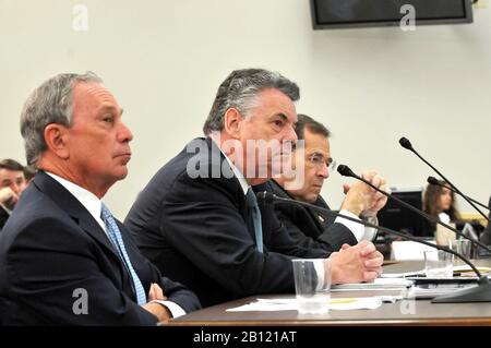 Washington, DC - 31 luglio 2008 -- Il sindaco di New York Michael Bloomberg testimonia davanti al Comitato dei rappresentanti della Camera degli Stati Uniti sull'energia e il sottocomitato del commercio sulla salute a favore di H.R. 6594, il James Zadroga 9/11 Health and Compensation Act del 2008 a Washington, D.C. giovedì 31 luglio 2008. La legge cerca di imporre finanziamenti federali per il monitoraggio, lo screening e il trattamento dei soccorritori dell'11 settembre continuando a finanziare la ricerca federale in corso..Credit: Ron Sachs / CNP | utilizzo in tutto il mondo Foto Stock