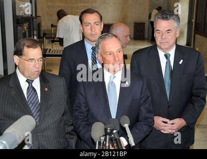 Washington, DC - 31 luglio 2008 -- Il sindaco di New York Michael Bloomberg testimonia davanti al Comitato dei rappresentanti della Camera degli Stati Uniti sull'energia e il sottocomitato del commercio sulla salute a favore di H.R. 6594, il James Zadroga 9/11 Health and Compensation Act del 2008 a Washington, D.C. giovedì 31 luglio 2008. La legge cerca di imporre finanziamenti federali per il monitoraggio, lo screening e il trattamento dei soccorritori dell'11 settembre continuando a finanziare la ricerca federale in corso..Credit: Ron Sachs / CNP | utilizzo in tutto il mondo Foto Stock