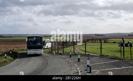 Boscombe Down, Amesbury, UK, 22nd Feb 2020, I Passeggeri lasciano Boscombe Giù in autobus per Arrowe Park a Wirral. Credito: Simon Ward/Alamy Live News Foto Stock