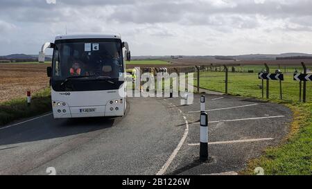 Boscombe Down, Amesbury, UK, 22nd Feb 2020, I Passeggeri lasciano Boscombe Giù in autobus per Arrowe Park a Wirral. Credito: Simon Ward/Alamy Live News Foto Stock