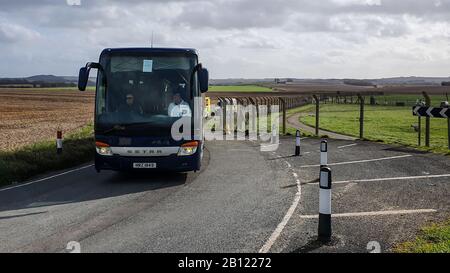 Boscombe Down, Amesbury, UK, 22nd Feb 2020, I Passeggeri lasciano Boscombe Giù in autobus per Arrowe Park a Wirral. Credito: Simon Ward/Alamy Live News Foto Stock