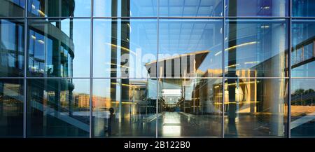 La Marie-Elisabeth-Lüders-Haus si riflette nella facciata della Paul-Löbe-Haus, edificio funzionale del Bundestag tedesco, quartiere governativo, Berlin-Mitte, Berlino, Germania Foto Stock