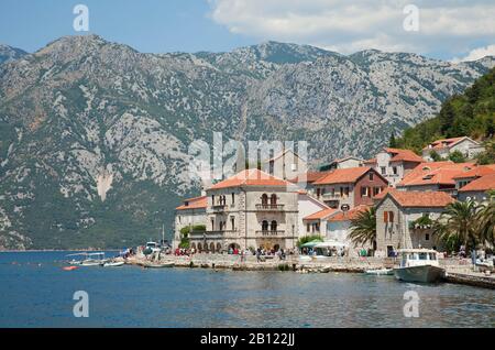 Perast, Tradizionale Villaggio Balcanico Di Kotor Bay, Montenegro, Europa Foto Stock