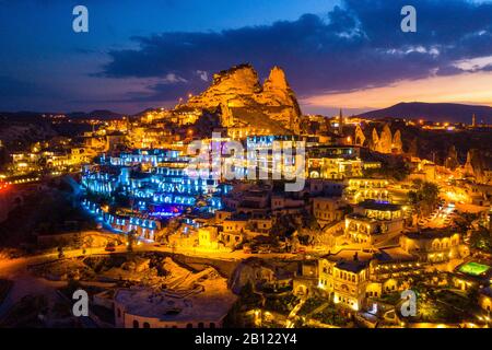 Veduta aerea del Castello di Uchisar di notte in Cappadocia, Turchia. Foto Stock