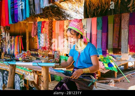 Chiang RAI, THAILANDIA - 14 FEBBRAIO 2020 : donna Karen a collo lungo nei villaggi delle tribù delle colline, provincia di Chiang Rai, Thailandia. Foto Stock