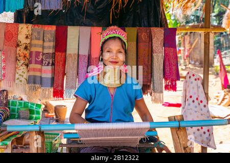 Chiang RAI, THAILANDIA - 14 FEBBRAIO 2020 : donna Karen a collo lungo sorridente ai villaggi delle tribù delle colline, provincia di Chiang Rai, Thailandia. Foto Stock