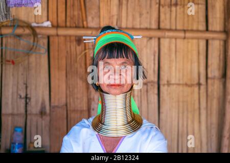 Chiang RAI, THAILANDIA - 14 FEBBRAIO 2020 : donna Karen a collo lungo sorridente ai villaggi delle tribù delle colline, provincia di Chiang Rai, Thailandia. Foto Stock