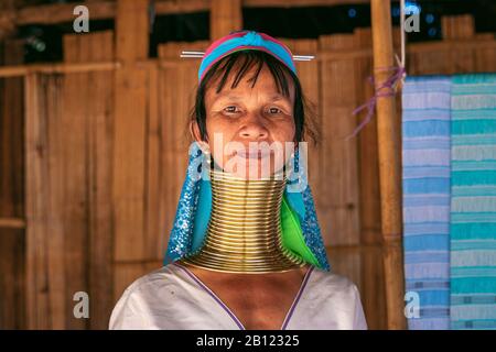 Chiang RAI, THAILANDIA - 14 FEBBRAIO 2020 : donna Karen a collo lungo sorridente ai villaggi delle tribù delle colline, provincia di Chiang Rai, Thailandia. Foto Stock