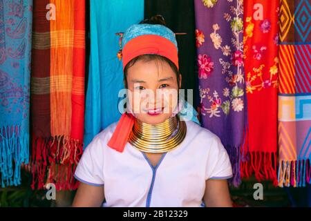 Chiang RAI, THAILANDIA - 14 FEBBRAIO 2020 : donna Karen a collo lungo sorridente ai villaggi delle tribù delle colline, provincia di Chiang Rai, Thailandia. Foto Stock