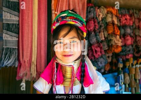 Chiang RAI, THAILANDIA - 14 FEBBRAIO 2020 : donna Karen a collo lungo sorridente ai villaggi delle tribù delle colline, provincia di Chiang Rai, Thailandia. Foto Stock