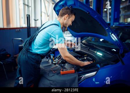 L'elettricista automatico controlla i circuiti elettrici Foto Stock