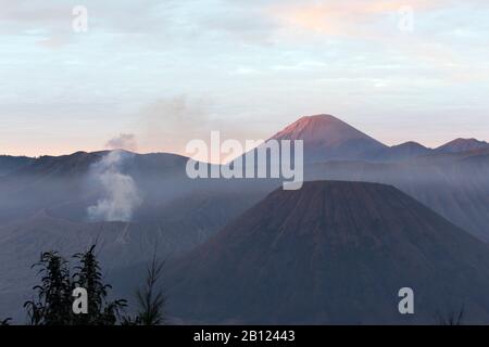 Alba di fronte Al monte Bromo, Indonesia Foto Stock