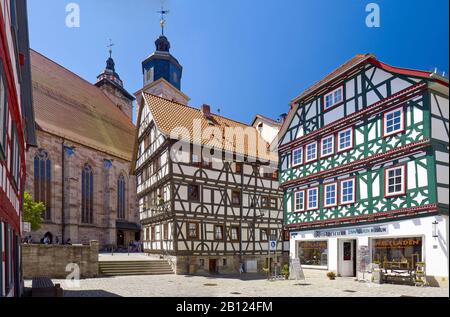 Case a graticcio nel cortile con la chiesa di S. Georg a Schmalkalden, Turingia, Germania Foto Stock