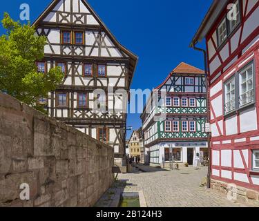 Case a graticcio nel cortile di Schmalkalden, Turingia, Germania Foto Stock