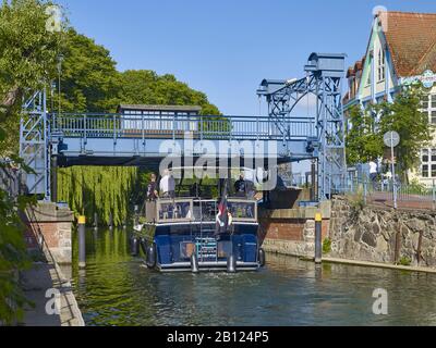 Ponte elevatore sul canale Elde a Plau am See sulla via navigabile Müritz-Elde, Meclemburgo-Pomerania occidentale, Germania Foto Stock