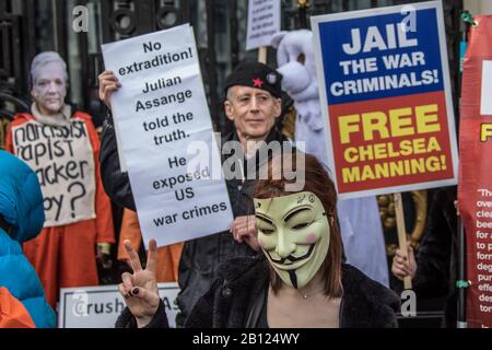 Londra, Regno Unito. 22 Febbraio 2020. I manifestanti marciò e poi si sono radunati nel centro di Londra per opporsi all'estradizione di Julian Assange negli Stati Uniti. L'evento organizzato dalla campagna Do non Extradite Assange si svolge prima di un processo a partire da lunedì che potrebbe vedere il fondatore Wikileaks di fronte a una condanna a vita negli Stati Uniti. David Rowe/Alamy Live News. Foto Stock