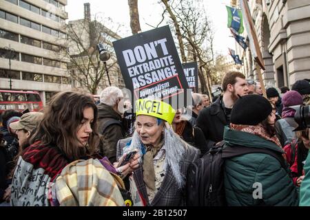 Londra, Regno Unito. 22 Febbraio 2020. Vivienne Westwood in folla come Manifestanti marciò e poi ha tenuto un rally nel centro di Londra per opporsi all'estradizione di Julian Assange negli Stati Uniti. L'evento organizzato dalla campagna Do non Extradite Assange si svolge prima di un processo a partire da lunedì che potrebbe vedere il fondatore Wikileaks di fronte a una condanna a vita negli Stati Uniti. David Rowe/Alamy Live News. Foto Stock